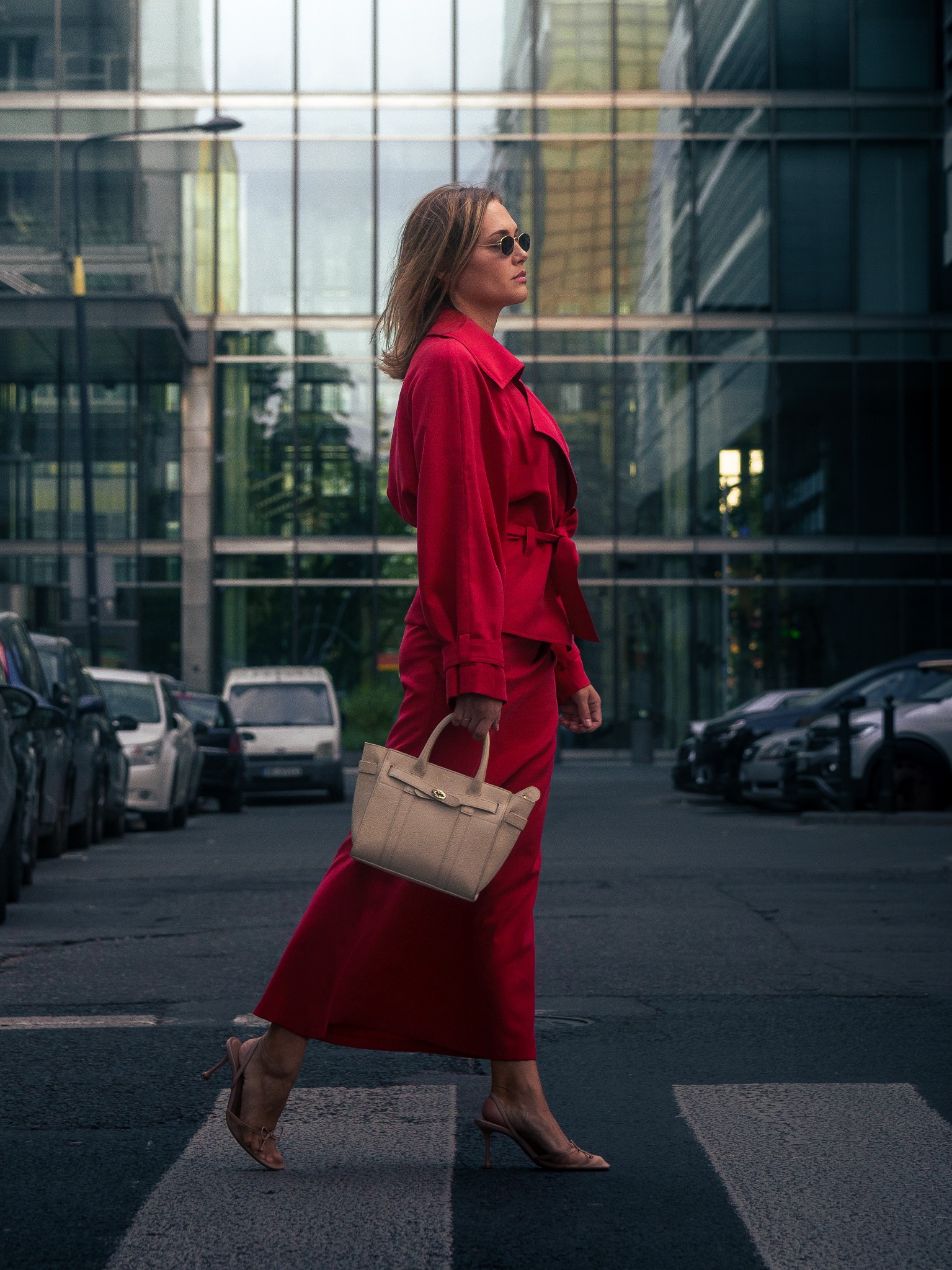 Modelka w czerwonej stylizacji na miejskiej ulicy