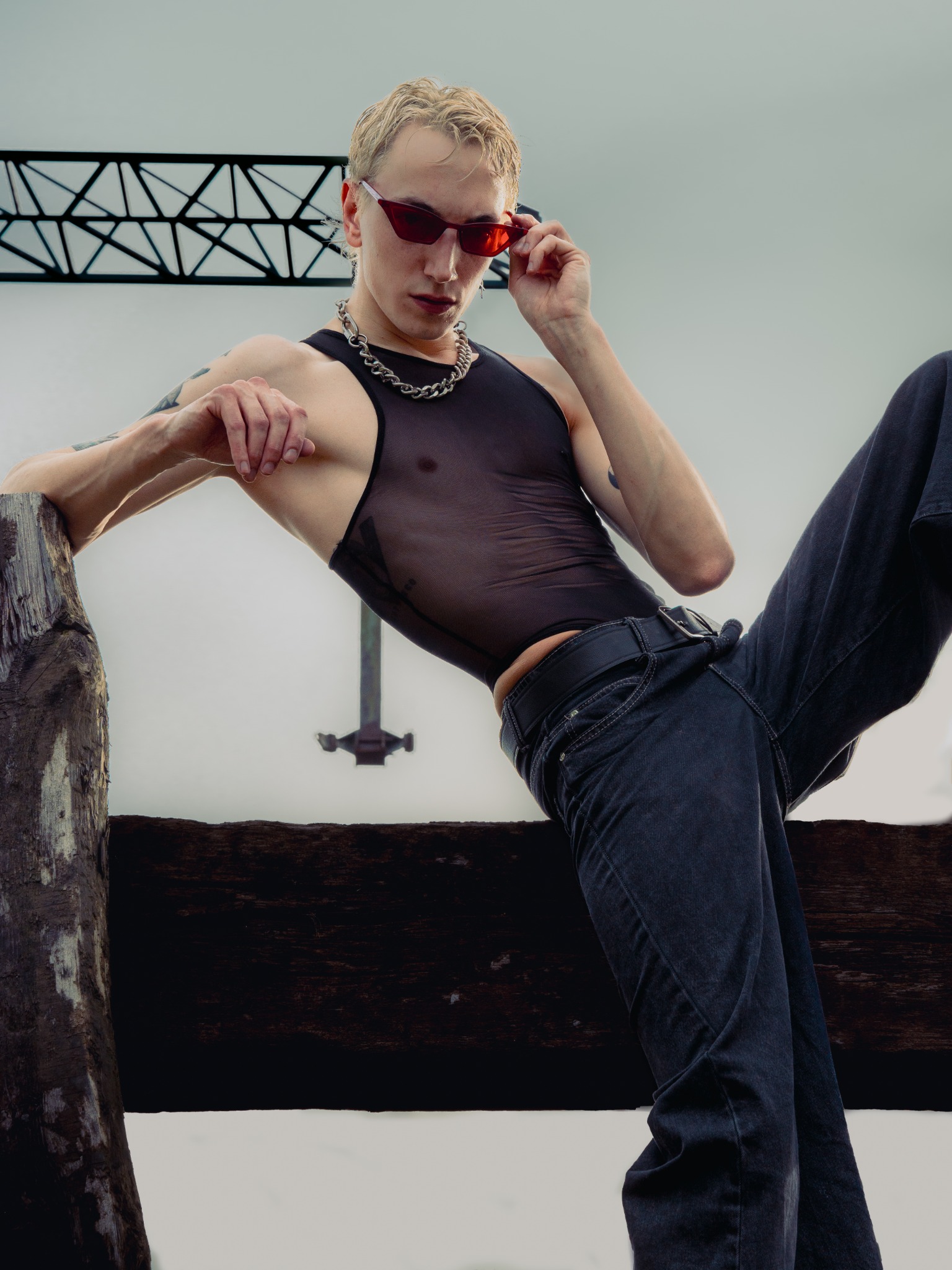 Portret mężczyzny w okularach przeciwsłonecznych i czarnej stylizacji